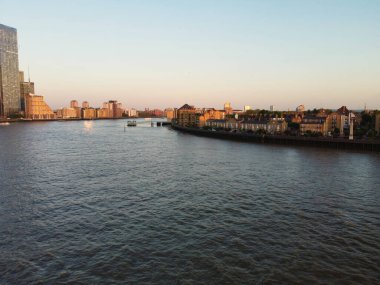 İngiltere 'nin orta Londra şehrinde Thames Nehri' nden Kanarya Rıhtımı Binası Yüksek Açı Manzarası. Görüntü, İHA 'nın Kamerasıyla 8 Haziran 2023' te Alçak İrtifa 'da çekildi. 