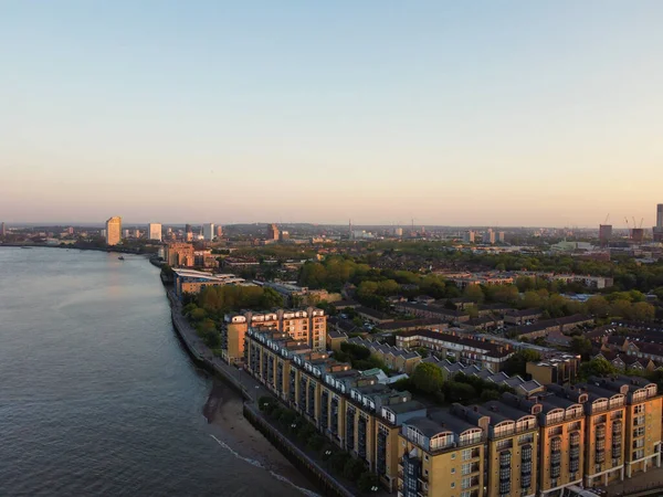 高角度イギリスのロンドン中心部にあるテムズ川からのカナリア ウォーフ ビルの眺め英国 映像は 2023年6月8日に低高度でドローンのカメラで捉えられました — ストック写真