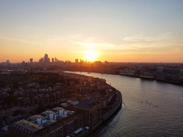 英国伦敦市中心泰晤士河畔金丝雀码头建筑的高角度视图 这段录像是2023年6月8日用无人机在低空拍摄的 — 图库照片