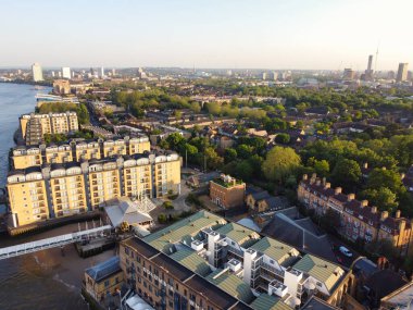 İngiltere 'nin orta Londra şehrinde Thames Nehri' nden Kanarya Rıhtımı Binası Yüksek Açı Manzarası. Görüntü, İHA 'nın Kamerasıyla 8 Haziran 2023' te Alçak İrtifa 'da çekildi. 