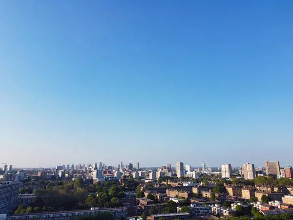 英国伦敦市中心泰晤士河畔金丝雀码头建筑的高角度视图 这段录像是2023年6月8日用无人机在低空拍摄的 — 图库照片