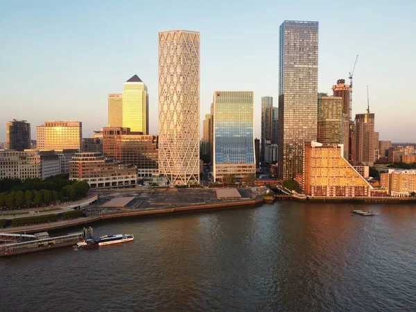 İngiltere 'nin orta Londra şehrinde Thames Nehri' nden Kanarya Rıhtımı Binası Yüksek Açı Manzarası. Görüntü, İHA 'nın Kamerasıyla 8 Haziran 2023' te Alçak İrtifa 'da çekildi. 