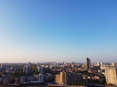 İngiltere 'nin orta Londra şehrindeki Canary Wharf binalarının yüksek açılı görüntüsü. Görüntü, İHA 'nın Kamerasıyla 8 Haziran 2023' te Alçak İrtifa 'da çekildi. 