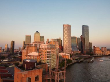 İngiltere 'nin orta Londra şehrindeki Canary Wharf binalarının yüksek açılı görüntüsü. Görüntü, İHA 'nın Kamerasıyla 8 Haziran 2023' te Alçak İrtifa 'da çekildi. 