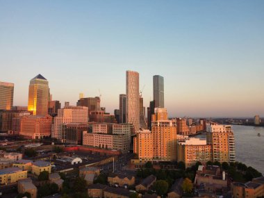 İngiltere 'nin orta Londra şehrindeki Canary Wharf binalarının yüksek açılı görüntüsü. Görüntü, İHA 'nın Kamerasıyla 8 Haziran 2023' te Alçak İrtifa 'da çekildi. 