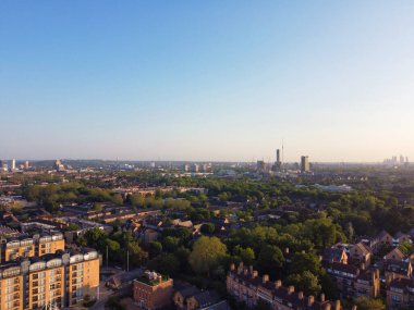 İngiltere 'nin orta Londra şehrindeki Canary Wharf binalarının yüksek açılı görüntüsü. Görüntü, İHA 'nın Kamerasıyla 8 Haziran 2023' te Alçak İrtifa 'da çekildi. 