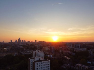 İngiltere 'nin orta Londra şehrindeki Canary Wharf binalarının yüksek açılı görüntüsü. Görüntü, İHA 'nın Kamerasıyla 8 Haziran 2023' te Alçak İrtifa 'da çekildi. 