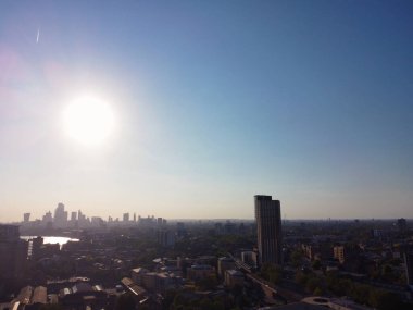 İngiltere 'nin orta Londra şehrindeki Canary Wharf binalarının yüksek açılı görüntüsü. Görüntü, İHA 'nın Kamerasıyla 8 Haziran 2023' te Alçak İrtifa 'da çekildi. 