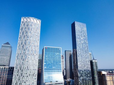 İngiltere 'nin orta Londra şehrindeki Canary Wharf binalarının yüksek açılı görüntüsü. Görüntü, İHA 'nın Kamerasıyla 8 Haziran 2023' te Alçak İrtifa 'da çekildi. 