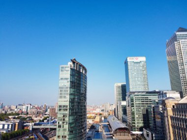 İngiltere 'nin orta Londra şehrindeki Canary Wharf binalarının yüksek açılı görüntüsü. Görüntü, İHA 'nın Kamerasıyla 8 Haziran 2023' te Alçak İrtifa 'da çekildi. 