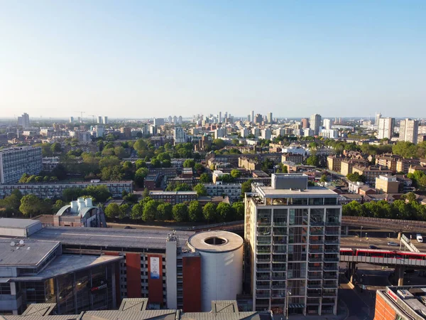 高角度英国のロンドン中心部にあるカナリア ウォーフ ビルの眺め英国 映像は 2023年6月8日に低高度でドローンのカメラで捉えられました — ストック写真