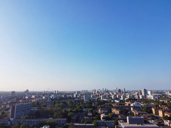 高角度英国のロンドン中心部にあるカナリア ウォーフ ビルの眺め英国 映像は 2023年6月8日に低高度でドローンのカメラで捉えられました — ストック写真