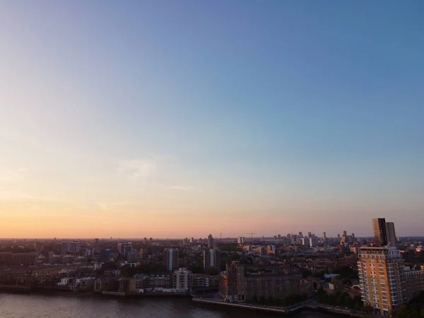 英国伦敦市中心金丝雀码头大楼的高角度视图 这段录像是2023年6月8日用无人机在低空拍摄的 — 图库照片