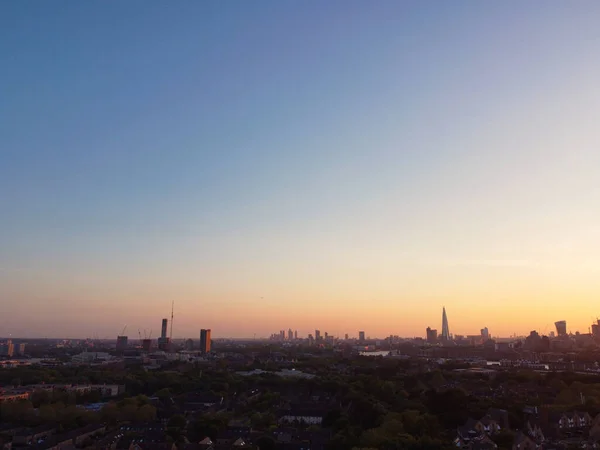 英国伦敦市中心金丝雀码头大楼的高角度视图 这段录像是2023年6月8日用无人机在低空拍摄的 — 图库照片