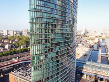 İngiltere 'nin orta Londra şehrindeki Canary Wharf binalarının yüksek açılı görüntüsü. Görüntü, İHA 'nın Kamerasıyla 8 Haziran 2023' te Alçak İrtifa 'da çekildi. 