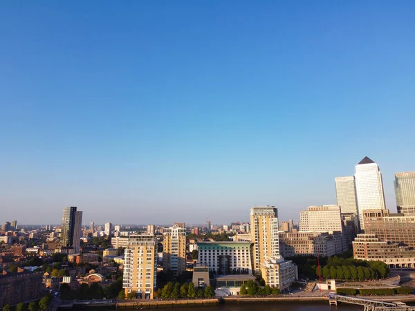 İngiltere 'nin orta Londra şehrindeki Canary Wharf binalarının yüksek açılı görüntüsü. Görüntü, İHA 'nın Kamerasıyla 8 Haziran 2023' te Alçak İrtifa 'da çekildi. 