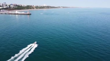 Bournemouth UK Beach ve Ocean 'daki Slow Motion High Angle Moving Sports Boat. Güzel Sıcak Yaz Günü. İnsanlar yaz tatilinin tadını çıkarıyor..