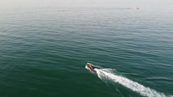 Slow Motion High Angle Aerial Footage Fast Moving Sports Boat — Vídeo de stock