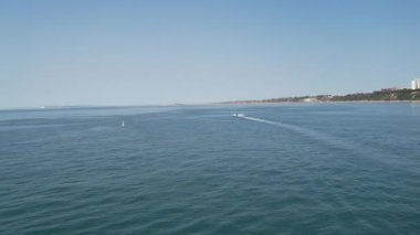 Bournemouth UK Beach ve Ocean 'daki Slow Motion High Angle Moving Sports Boat. Güzel Sıcak Yaz Günü. İnsanlar yaz tatilinin tadını çıkarıyor..