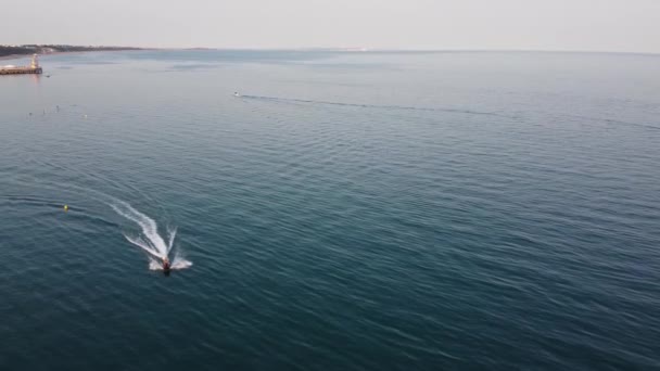 Slow Motion High Angle Filmagem Aérea Fast Moving Sports Boat — Vídeo de Stock