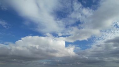 Şehrin üzerindeki dramatik bulutlar, video 