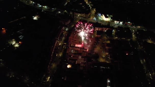 在夜间城市上空的烟花 — 图库视频影像
