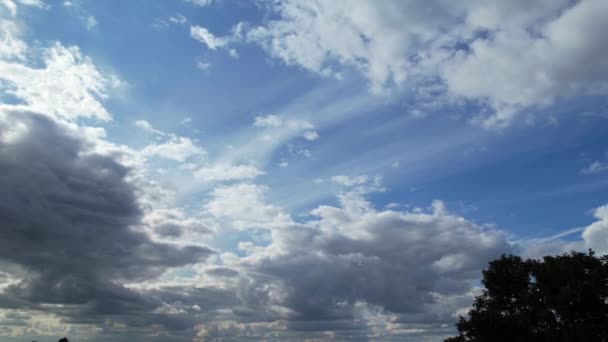 Wysoki Kąt Widzenia Szybko Poruszających Się Chmur Dramatycznych — Wideo stockowe