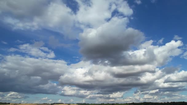 高速移動の高角度ビュー 劇的な雲 — ストック動画