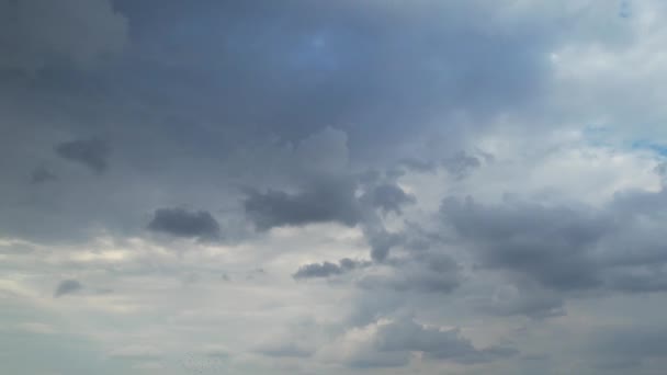 Regenwolken Über Der Stadt — Stockvideo