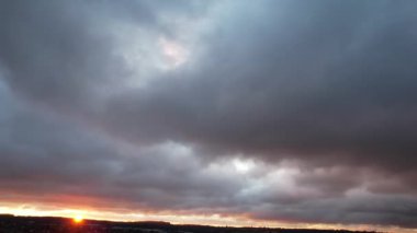 Zaman Hızı Turuncu Gün Batımı ve Bulutları 