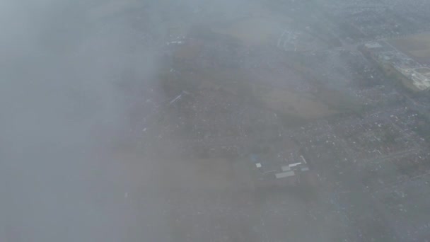 Μέσα Από Σύννεφα Πάνω Από Την Πόλη — Αρχείο Βίντεο