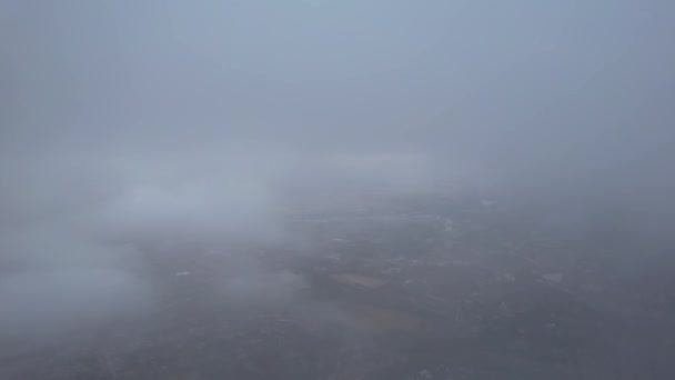Durch Die Wolken Über Der Stadt — Stockvideo