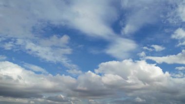 Şehrin üzerinde dramatik bulutlar 