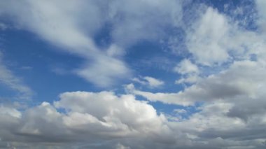 Şehrin üzerinde dramatik bulutlar 