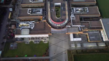 Luton, İngiltere, İngiltere - 30 Ocak 2023: Günbatımı sırasında İngiltere 'nin Luton şehrinde Günbatımı Yüksek Açı Görüntüsü 
