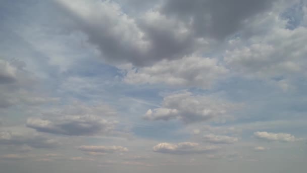 Dramatische Wolken Über Der Stadt — Stockvideo