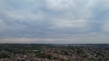 Şehrin üzerine yağmur bulutları yağar