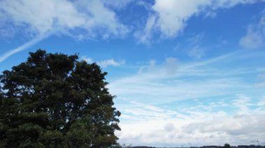İngiltere 'nin Luton şehrinde hızlı hareket eden dramatik bulutların ve gökyüzünün yüksek açılı görüntüsü