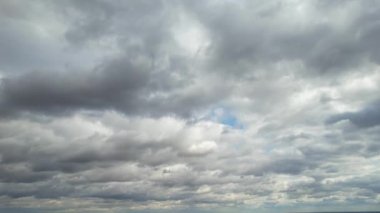 İngiltere 'nin Luton şehrinde hızlı hareket eden dramatik bulutların ve gökyüzünün yüksek açılı görüntüsü