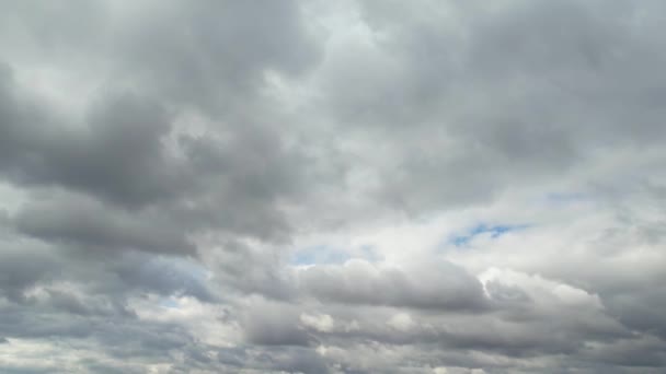 Вид Быстро Движущиеся Драматичные Облака Небо Над Английским Городом Лютон — стоковое видео
