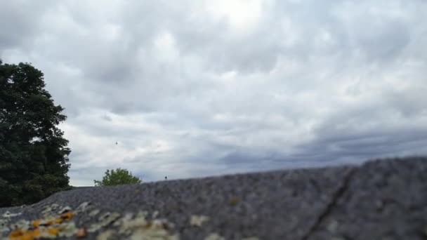 英国卢顿市上空快速移动的云彩和天空的高角度视图 — 图库视频影像