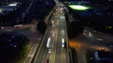 Otoyol trafiğinin gece görüntüsü 