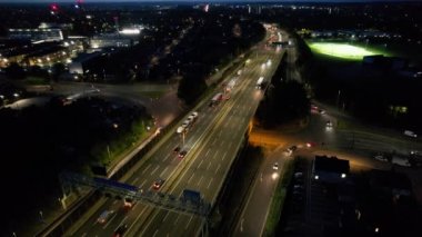 Otoyol trafiğinin gece görüntüsü 