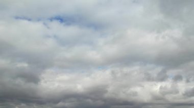 İngiltere 'nin Luton şehrinde hızlı hareket eden dramatik bulutların ve gökyüzünün yüksek açılı görüntüsü