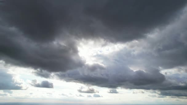 Wysoki Kąt Widzenia Szybko Poruszających Się Chmur Dramatycznych Nieba Nad — Wideo stockowe