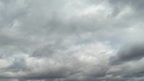 Wysoki Kąt Widzenia Szybko Poruszających Się Chmur Dramatycznych Nieba Nad — Wideo stockowe