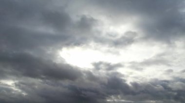 Fırtına Bulutları şehrin üzerinde ilerliyor. İHA 'nın Yüksek İrtifadan Kamera Görüntüsü
