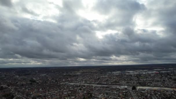 风暴云彩在城市上空移动从高空拍摄的无人机摄像 — 图库视频影像