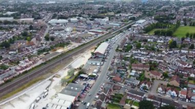 Luton City, İngiltere 'nin yerleşim bölgesinin hava görüntüleri. 23 Temmuz 2023 'te İHA kamerasıyla yakalanmış..