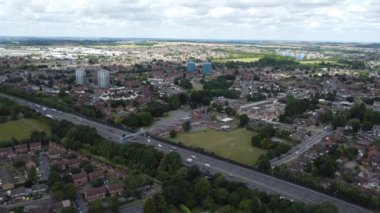Luton şehrinin yollu havadan çekilmiş görüntüleri, İngiltere. 23 Temmuz 2023 'te İHA kamerasıyla yakalanmış..